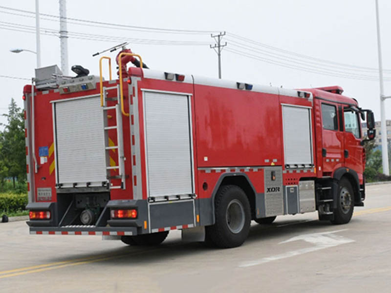 重汽豪沃8噸泡沫消防車圖片4